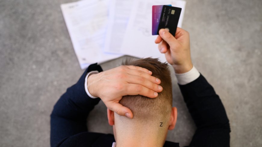 Credit Card Rates at 22%: How the Middle Class Is Subsidizing Bank Prof